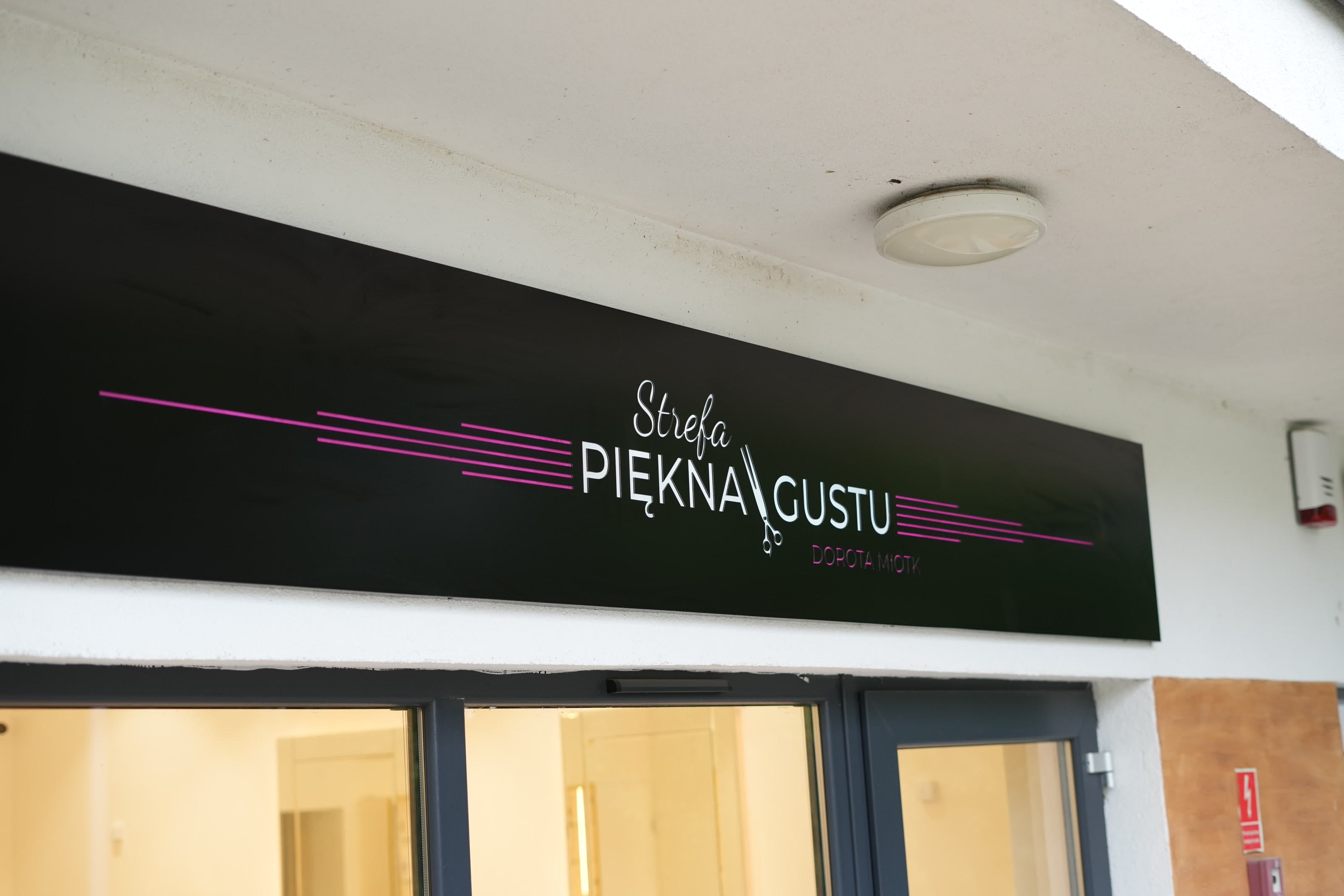 Strefa Piękna i Gustu salon sign above the entrance.